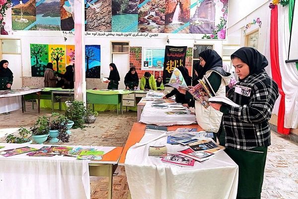 بازدید دانش‌آموزان دبیرستان حضرت معصومه از نمایشگاه کتاب  شهرستان فیروزکوه