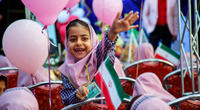 جشن شکوفه ها در کازرون همراه با لبخند مادران در آغاز راه علم آموزی

