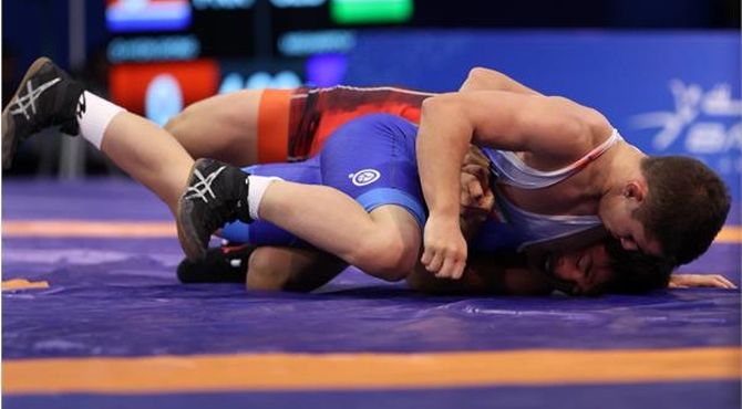 بازی‌های آسیایی جوانان‌؛ کشتی‌گیر ایران شکست خورد و راهی رده‌بندی شد