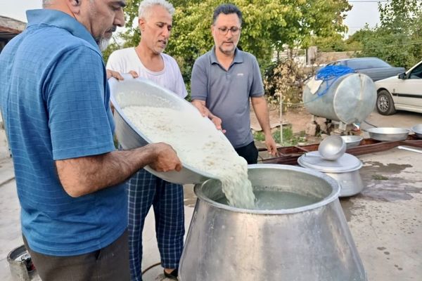 پخت و توزیع نذری در روز تاسوعای حسینی روستای حسن آباد داراب استان فارس