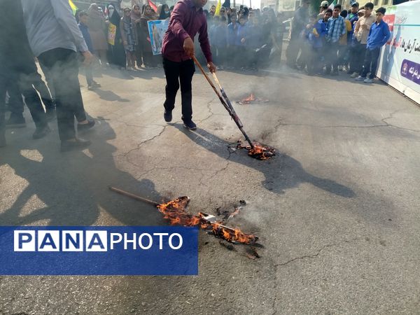 حضور پرشور مردم و دانش‌آموزان بندر لنگه در مراسم ۱۳ آبان