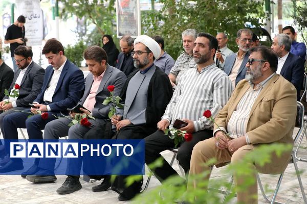 آیین غبارروبی مزار شهدا با حضور اصحاب رسانه در قم