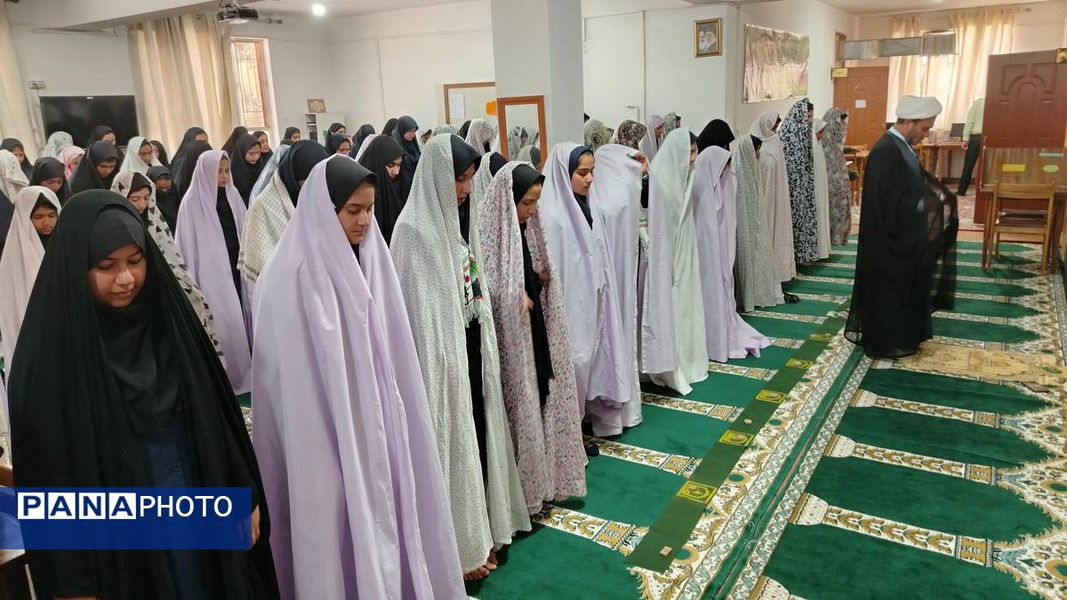 اقامه نماز جماعت ظهر و عصردر دبیرستان شهید مجید دهنوی 