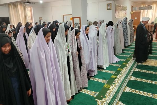 اقامه نماز جماعت ظهر و عصردر دبیرستان شهید مجید دهنوی 