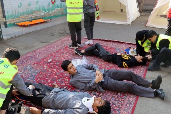 برگزاری مانور متمرکز استانی زلزله و ایمنی همزمان با سراسر کشور در مدرسه نیکان ناحیه 2 کرج 