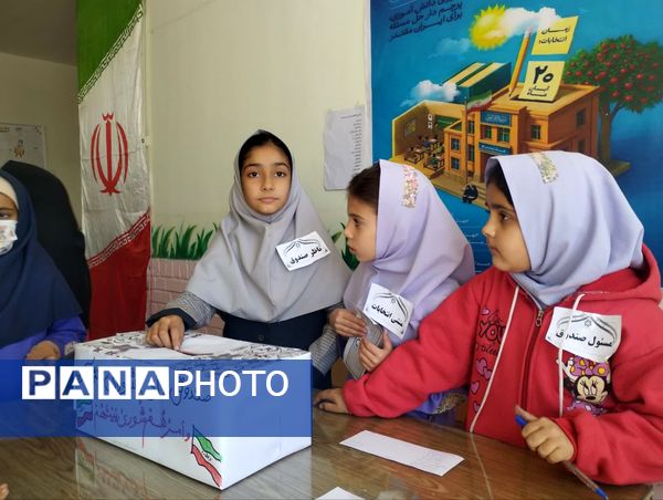 انتخابات شورای دانش آموزی در مدرسه تکتم خلیل آباد 