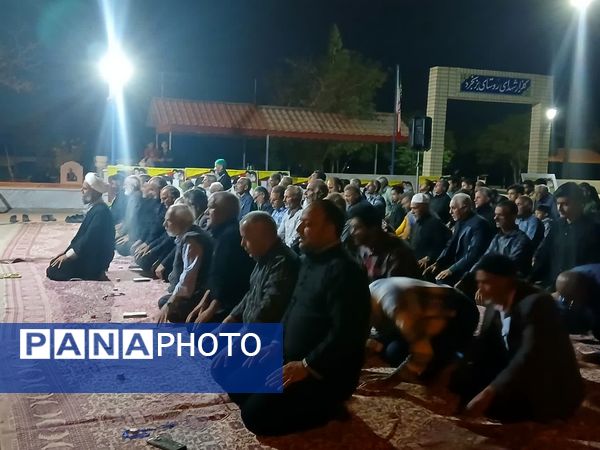 مراسم شبی با شهدا در محل گلزار شهدای روستای بزنجرد شهرستان خلیل‌آباد