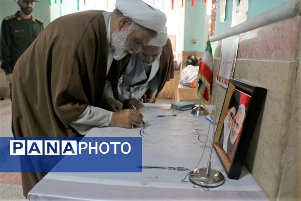 جلوه‌هایی از انس و ارادت دختران دانش‌آموز مدرسه انقلاب اسلامی۲ قم به شهیدان