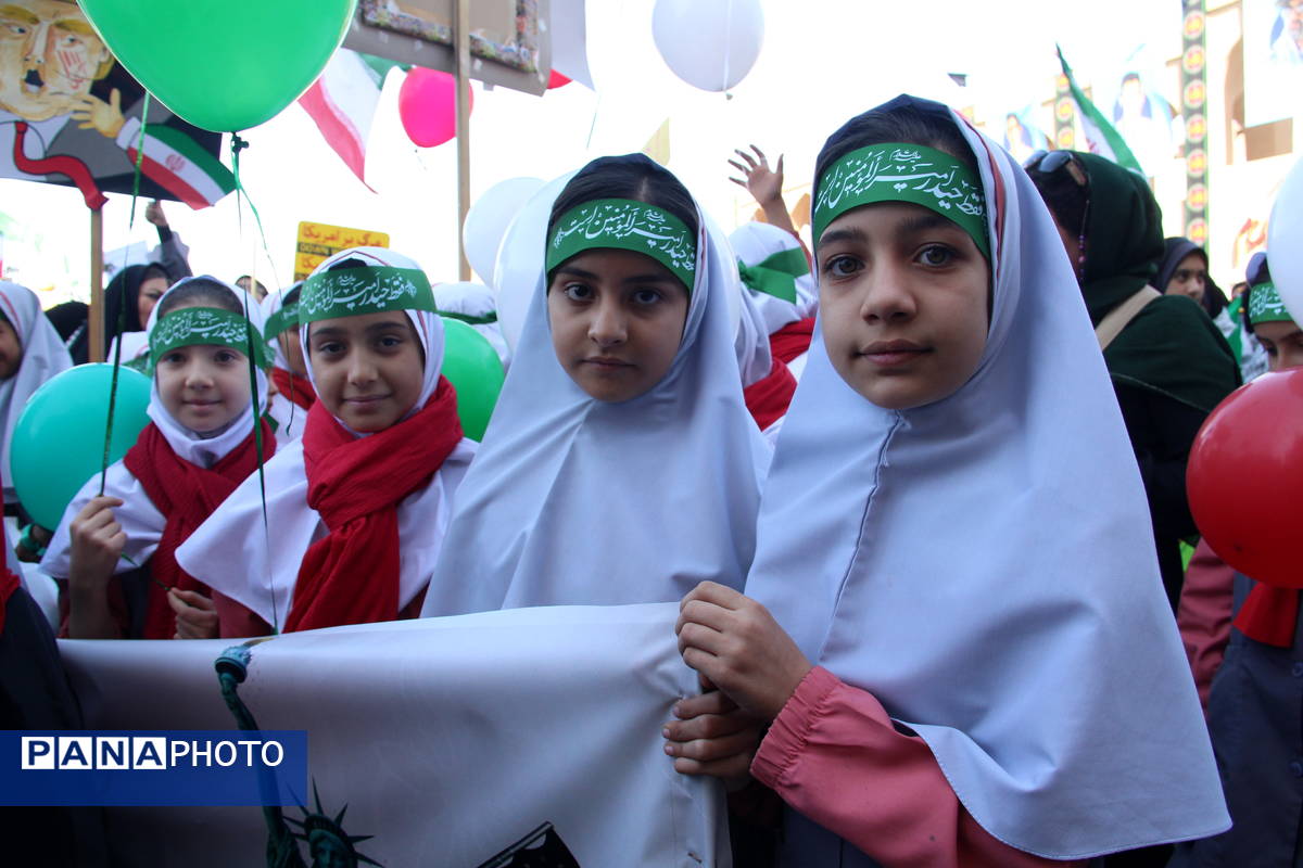 راهپیمایی ۱۳ آبان روز غلبه بر استکبار جهانی دانش‌آموزان شهر یزد