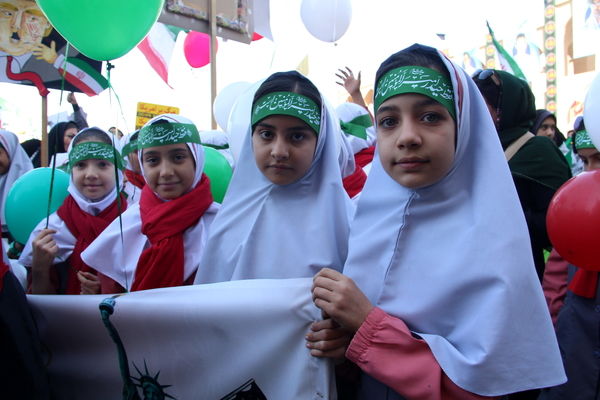 راهپیمایی ۱۳ آبان روز غلبه بر استکبار جهانی دانش‌آموزان شهر یزد