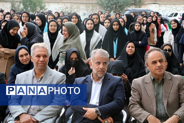 تجلیل مدیرکل آموزش و پرورش آذربایجان غربی از دانشآموز سخنران در نشست با رئیس جمهور