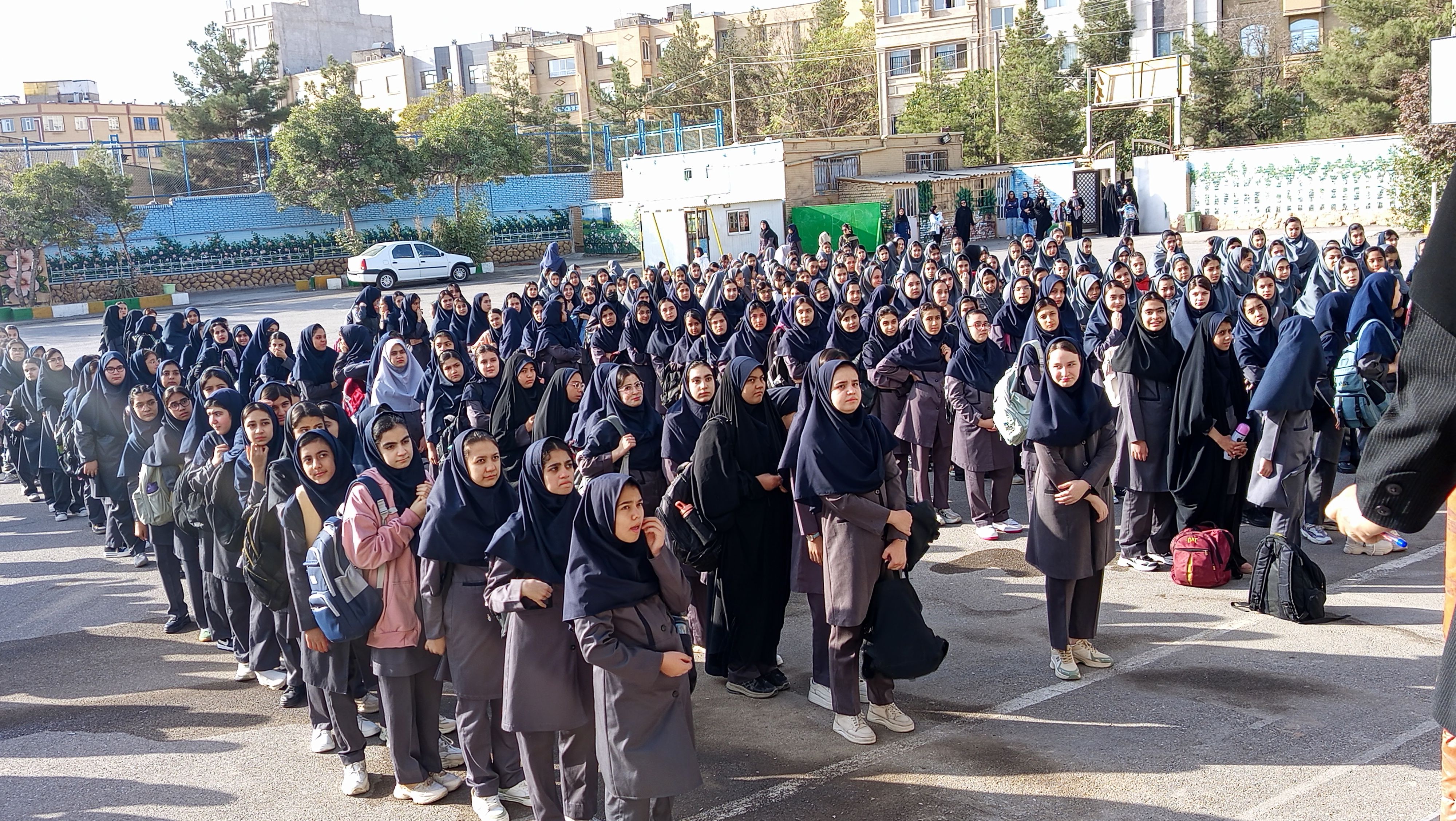آیین بازگشایی مدارس و استقبال از دانش آموزان در دبیرستان صدیقه