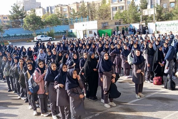 آیین بازگشایی مدارس و استقبال از دانش آموزان در دبیرستان صدیقه