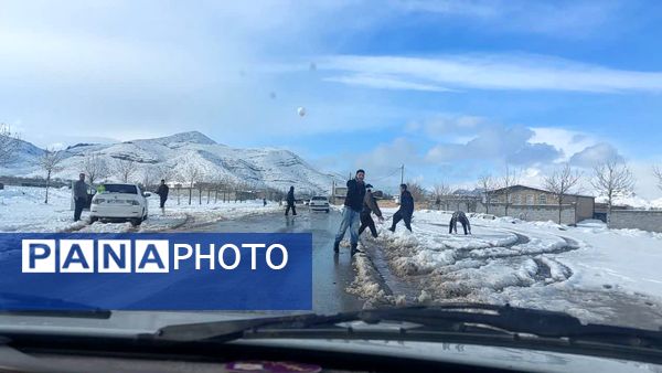 رقص دانه‌های برف در آسمان خاتم؛ شور و هیجان کودکان
