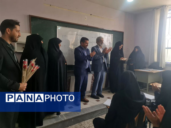 تقدیر مدیر آموزش و پرورش ناحیه 2 قم از معلمان دبیرستان سید احمد فاتحی یک 