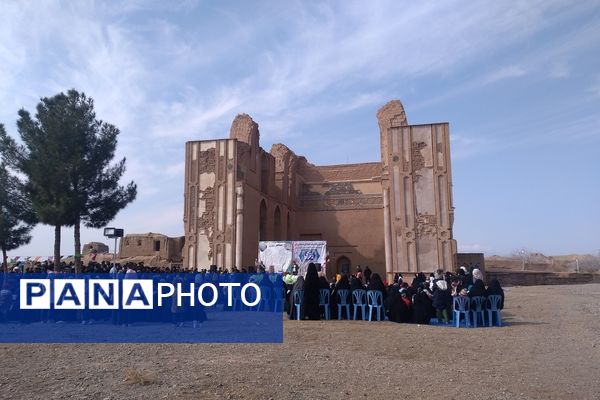 پیاده‌روی خانوادگی به مناسبت نیمه شعبان در روستای زوزن