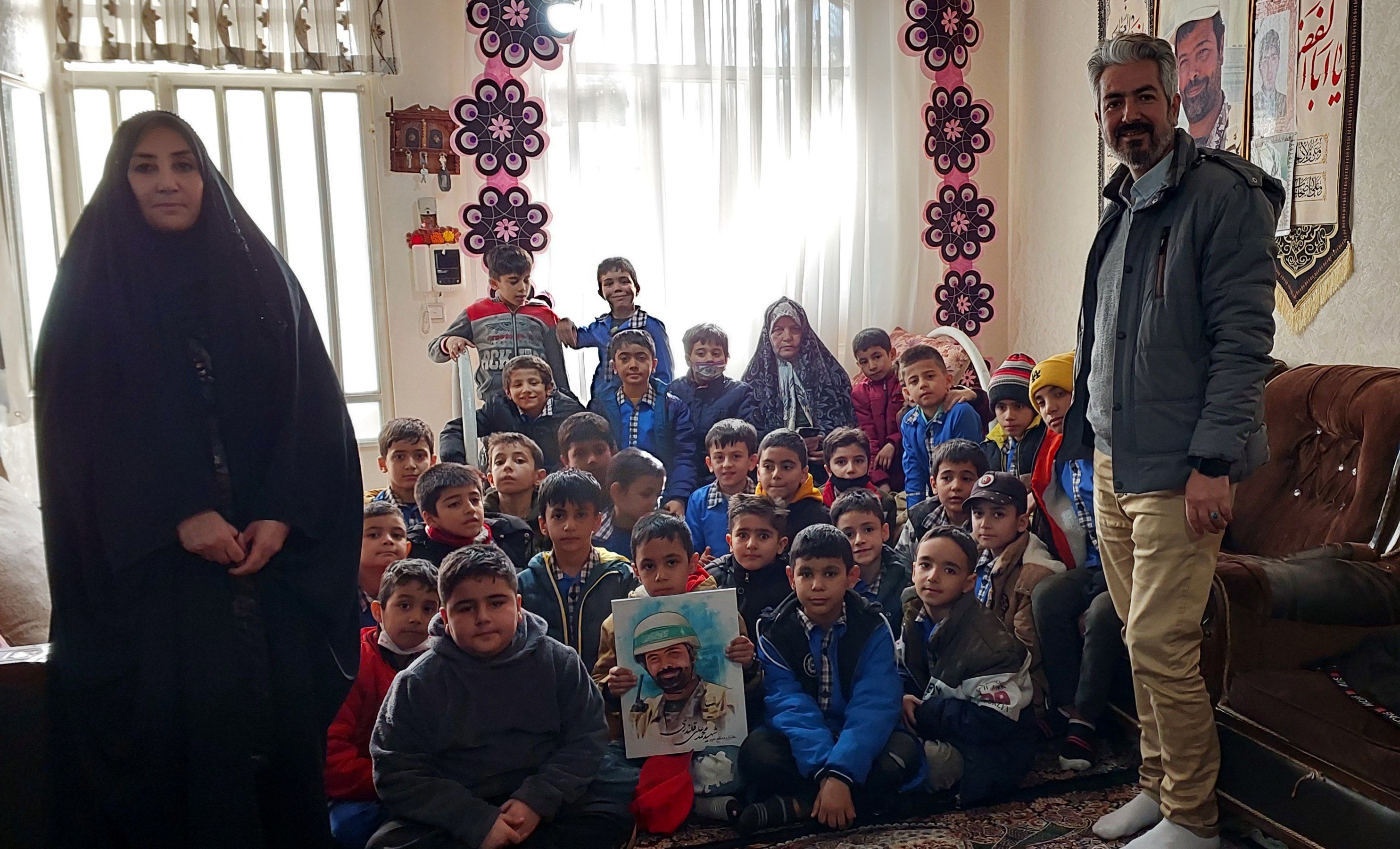 دیدار دانش‌آموزان ملاردی با مادر شهید مدافع حرم، محمدعلی قلندری