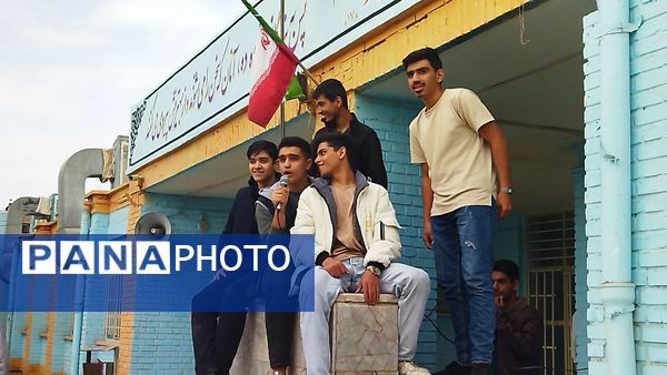 مسابقه والیبال بین دو تیم منتخب دبیران و منتخب دانش آموزان در دبیرستان شاهد ابوذر غفاری 