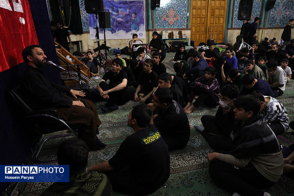 اعتکاف دانش‌آموزی در حسینه ارشاد