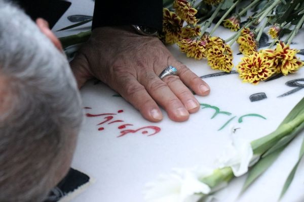 ادای احترام وزیر آموزش و پرورش و فرماندهان سپاه بر مزار سردار شهید کاظمی در بهشت رضا(ع)