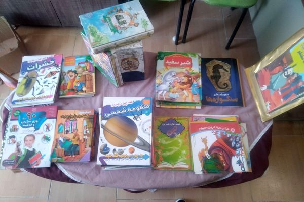 اهدای100جلد کتاب به دبستان فضیلت