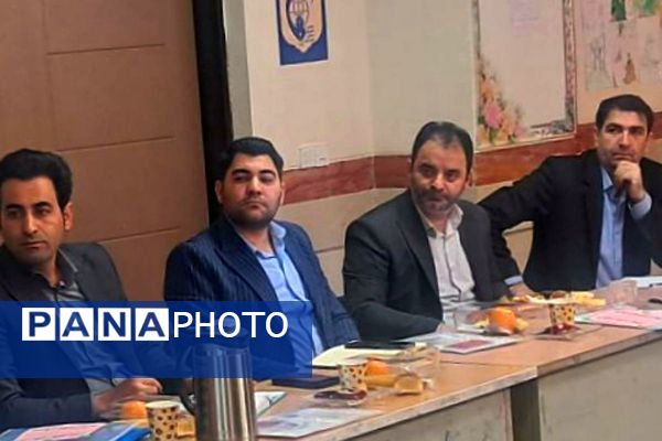  جلسه مدیران قطب ۵ دوره ابتدایی در مدرسه قائم(عج) بهارستان‌دو