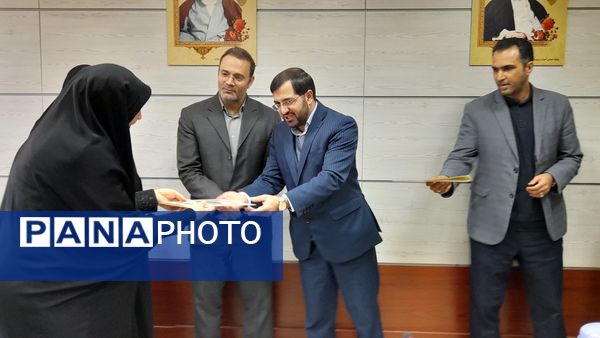 مراسم تجلیل از زحمات بانوان اداره آموزش و پرورش ملارد به مناسبت روز مادر 
