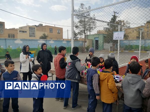  نمایشگاه دست‌سازه‌های دانش‌آموزی در دبستان حضرت قاسم بن‌الحسن‌(ع) ناحیه یک