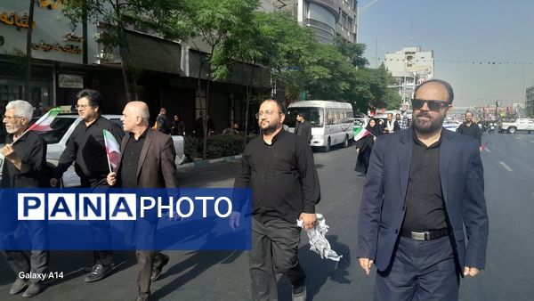 تشییع پیکرهای مطهر فرماندهان بر دستان مردم قدرشناس 