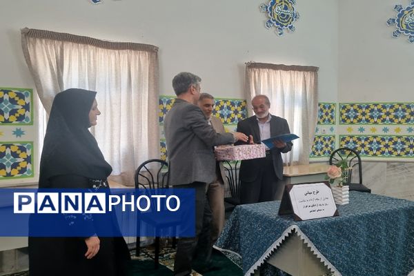 مراسم تجلیل و تکریم مقام آزاده در دبیرستان شاهد شهید حمامی ناحیه ۶ مشهد