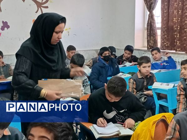 توزیع شیر گامی برای سلامت و نشاط دانش‌آموزان در دبستان شهید پسندیده فدافن 