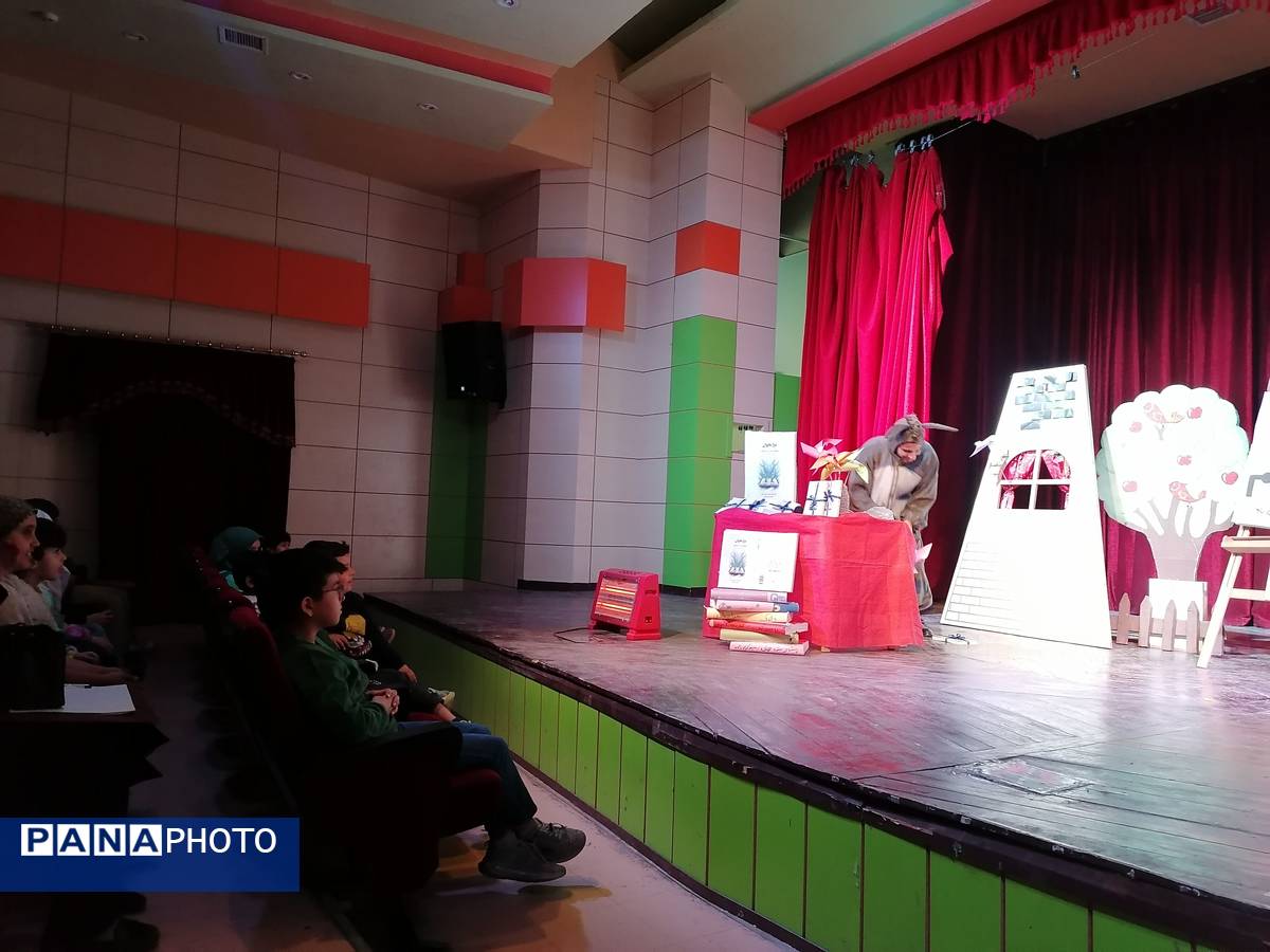 نمایش خاله سوسکه  در کانون پرورش فکری کودکان و نوجوانان 