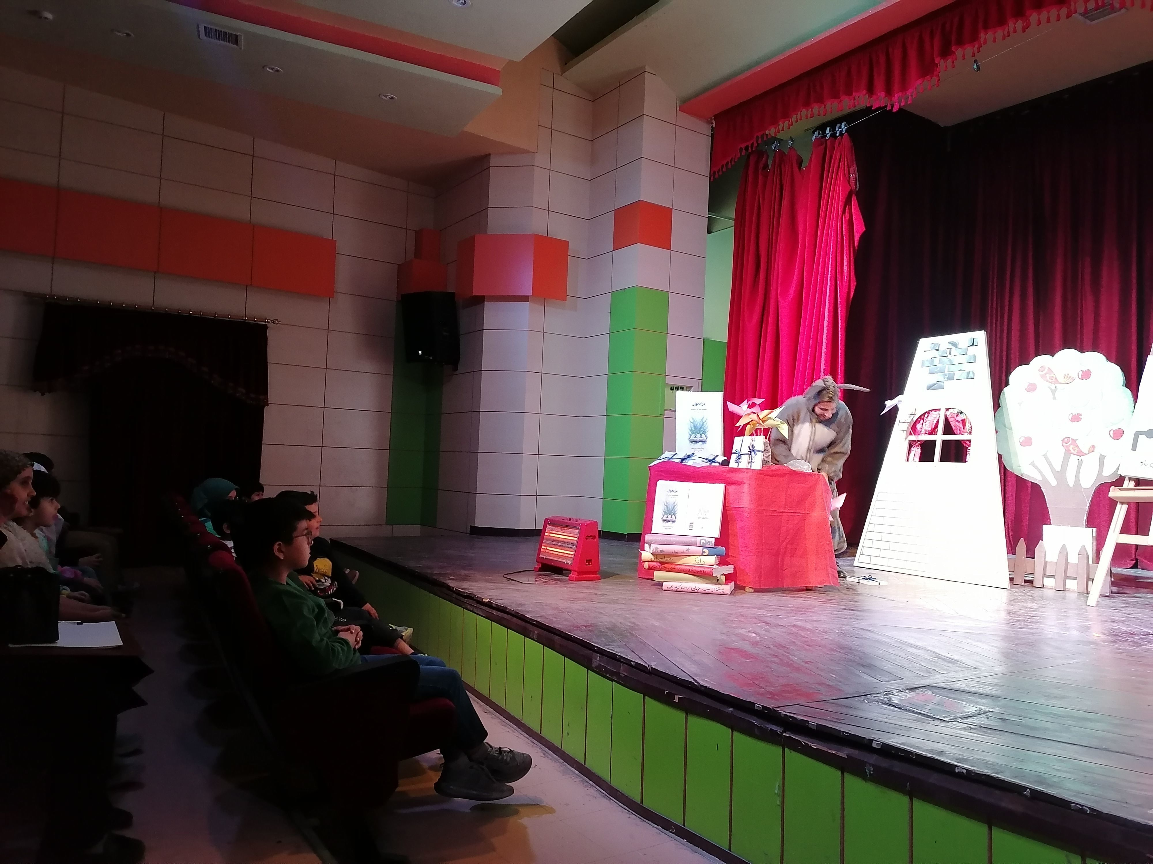 نمایش خاله سوسکه  در کانون پرورش فکری کودکان و نوجوانان 