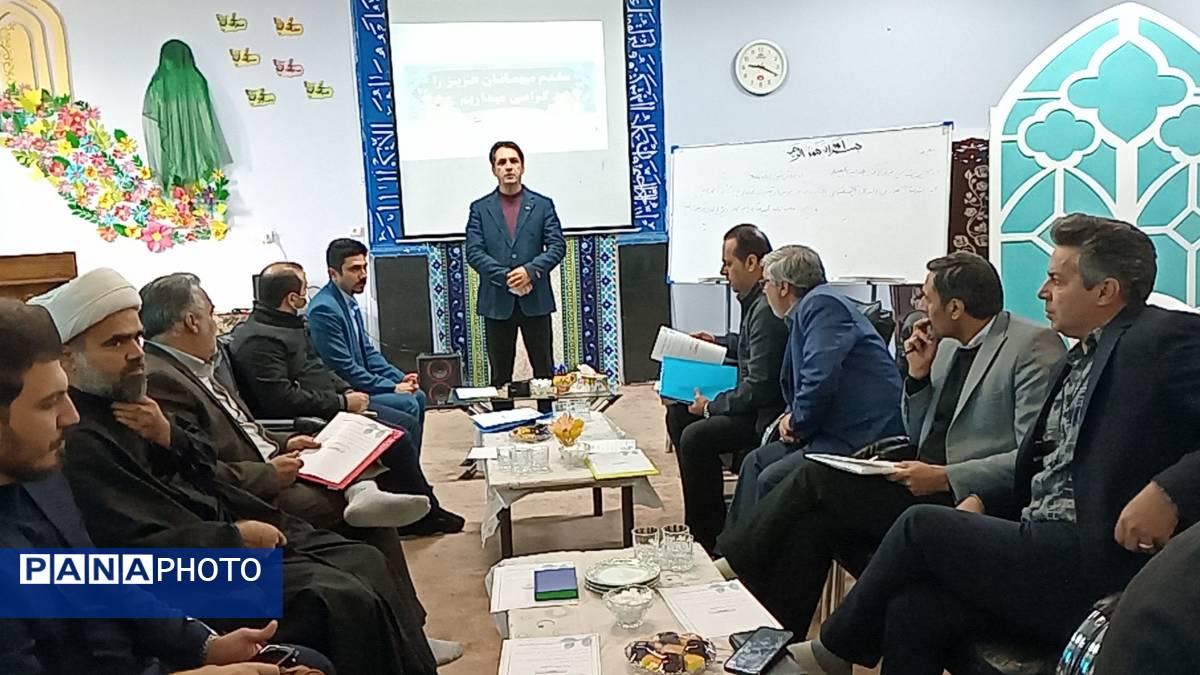 نشست توانمندسازی مدیران؛ گامی به‌سوی هدایت تحصیلی مؤثر در مدارس متوسطه دوره اول ناحیه ۷