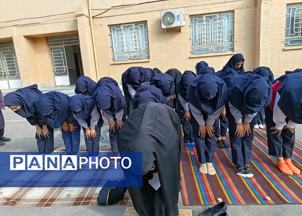 اقامه نماز باران در دبیرستان دخترانه یک وکیلی 3