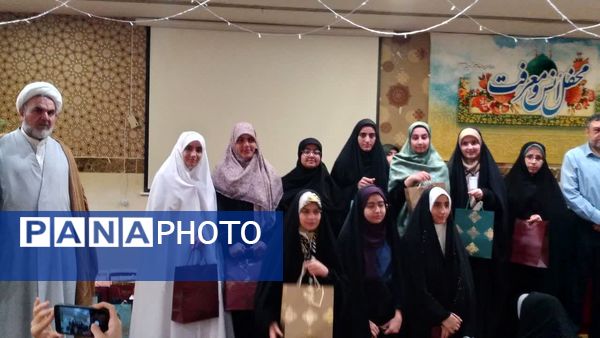 اهدای چادر از سوی مقام معظم رهبری به دانش‌آموزان دختر عمره‌گزار در سرزمین وحی