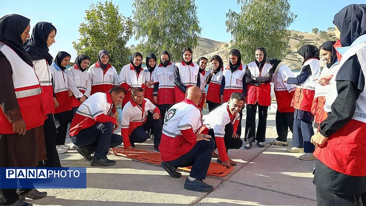 برگزاری مانور پدافند غیر عامل در دبیرستان الزهرا دیشموک 