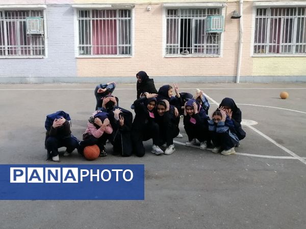 مانور زلزله و آموزش اطفای حریق و ایمن سازی در مدرسه شهید جواهری دو 