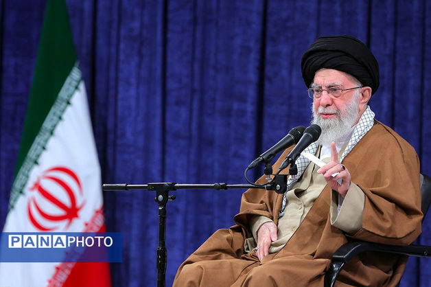 رهبر انقلاب: جوانان ما خوب هستند/رفتار برخی دستگاه‌ها انتقال ارزش‌های شهدا را نشان نمی‌دهد