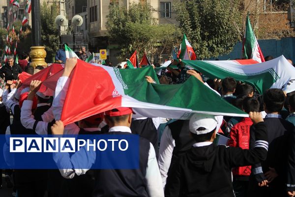 حضور پرشور دانش‌آموزان در راهپیمایی ۱۳آبان منطقه کهریزک 