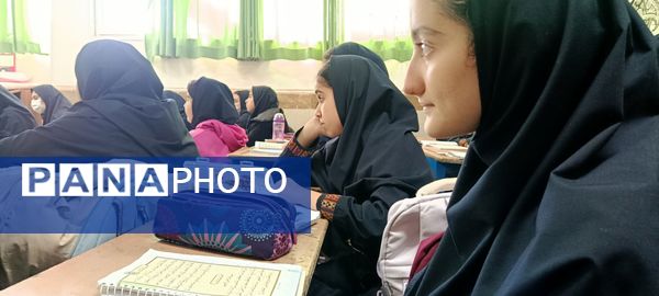 آزمون تلاوت قرآن دانش‌آموزان دبیرستان تیمسار فلاحی ناحیه یک کرج 