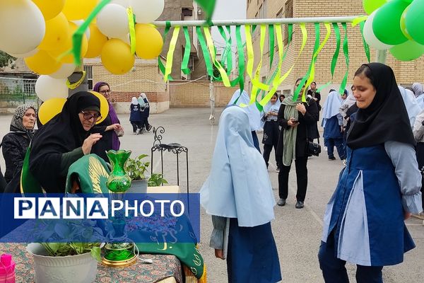 عطر حرم رضوی در رباط‌کریم پیچید؛ پرچم‌گردانی خادمان امام رضا (ع) در مدرسه شهید آقچه‌لو