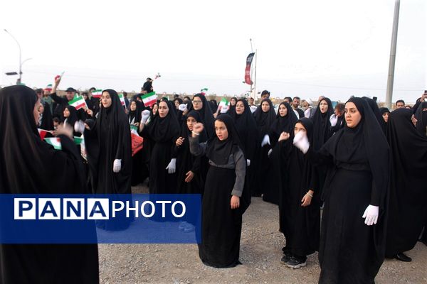 همخوانی گروه‌های دانش آموزی قم در اجرای سرود «ایران بخوان»