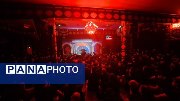 تجمع عظیم عاشقان در روز عاشورا به یاد امام حسین(ع)