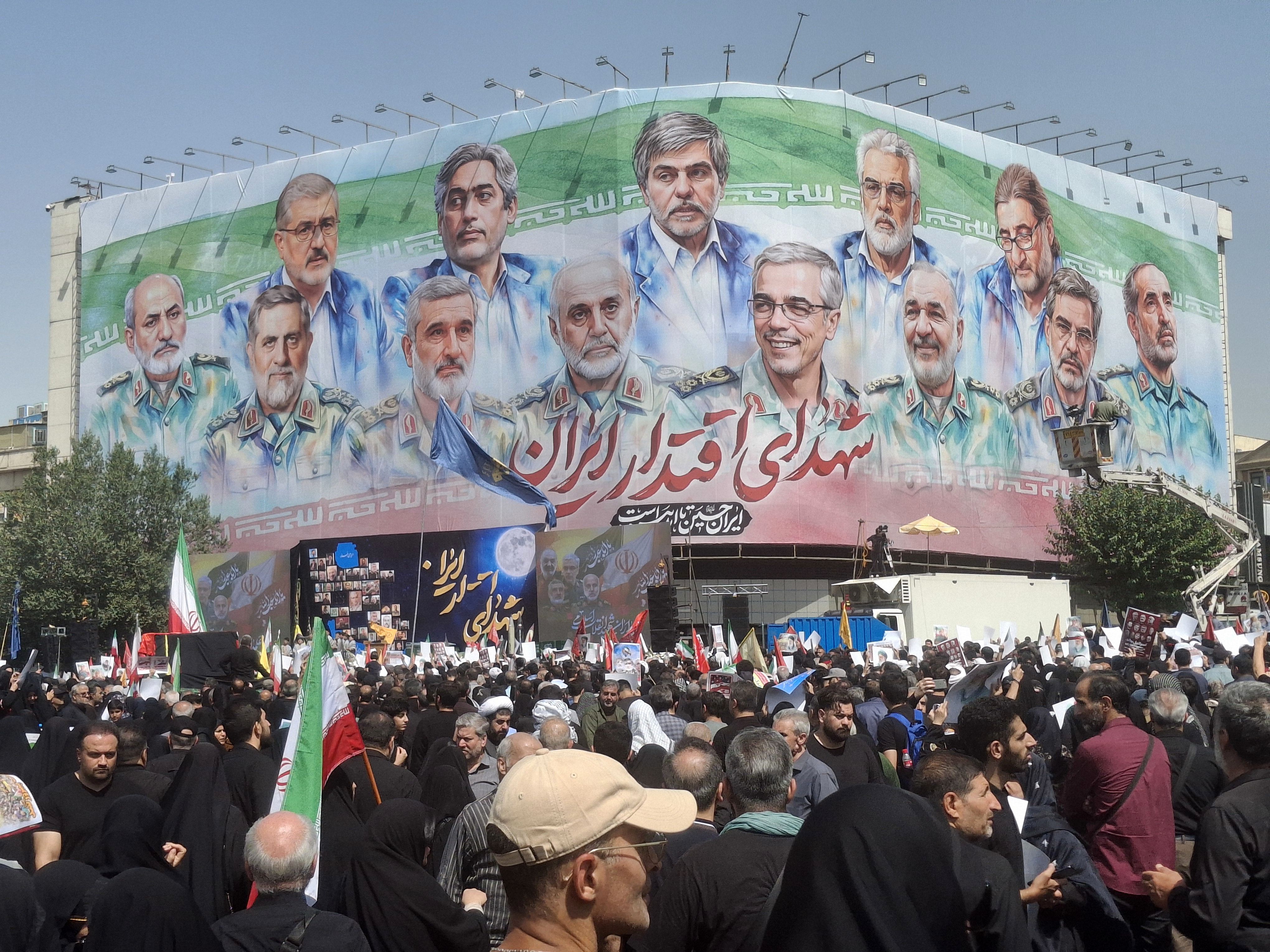 شهدا نور‌هایی خاموش نشدنی‌اند 