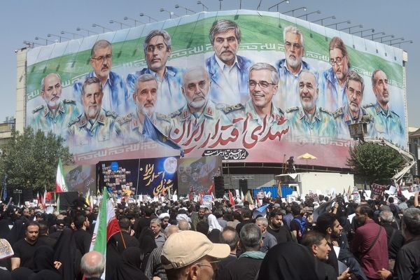 شهدا نور‌هایی خاموش نشدنی‌اند 