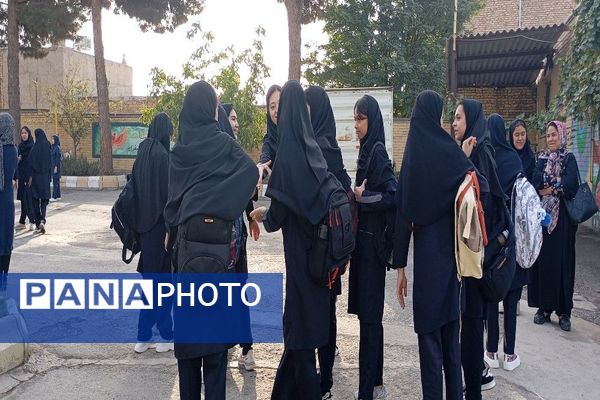 آغاز سال تحصیلی جدید و گرامیداشت هفته دفاع مقدس در دبیرستان شهید مجید دهنوی نیشابور