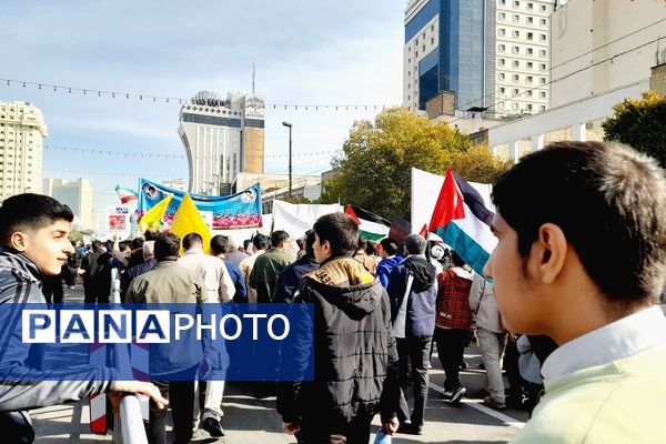 راهپیمایی روز دانش‌آموزان در ناحیه 6 مشهد 