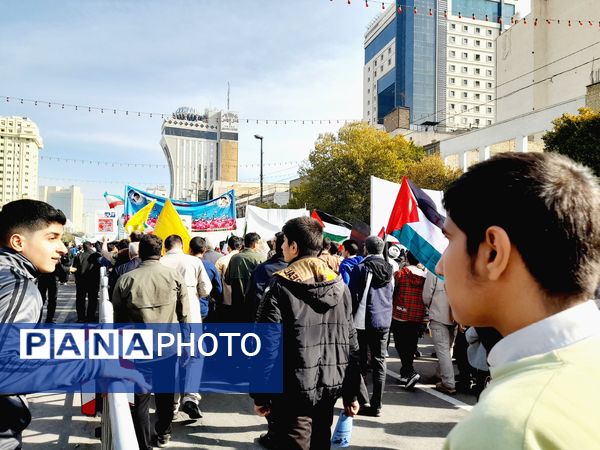 راهپیمایی روز دانش‌آموزان در ناحیه 6 مشهد 