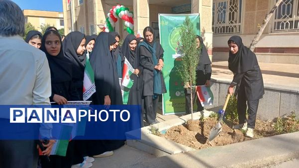 نواختن زنگ استانی مهر، ایثار و مقاومت در مدرسه نمونه دولتی ۹ دی به مناسبت آغاز سال تحصیلی و هفته دفاع مقدس